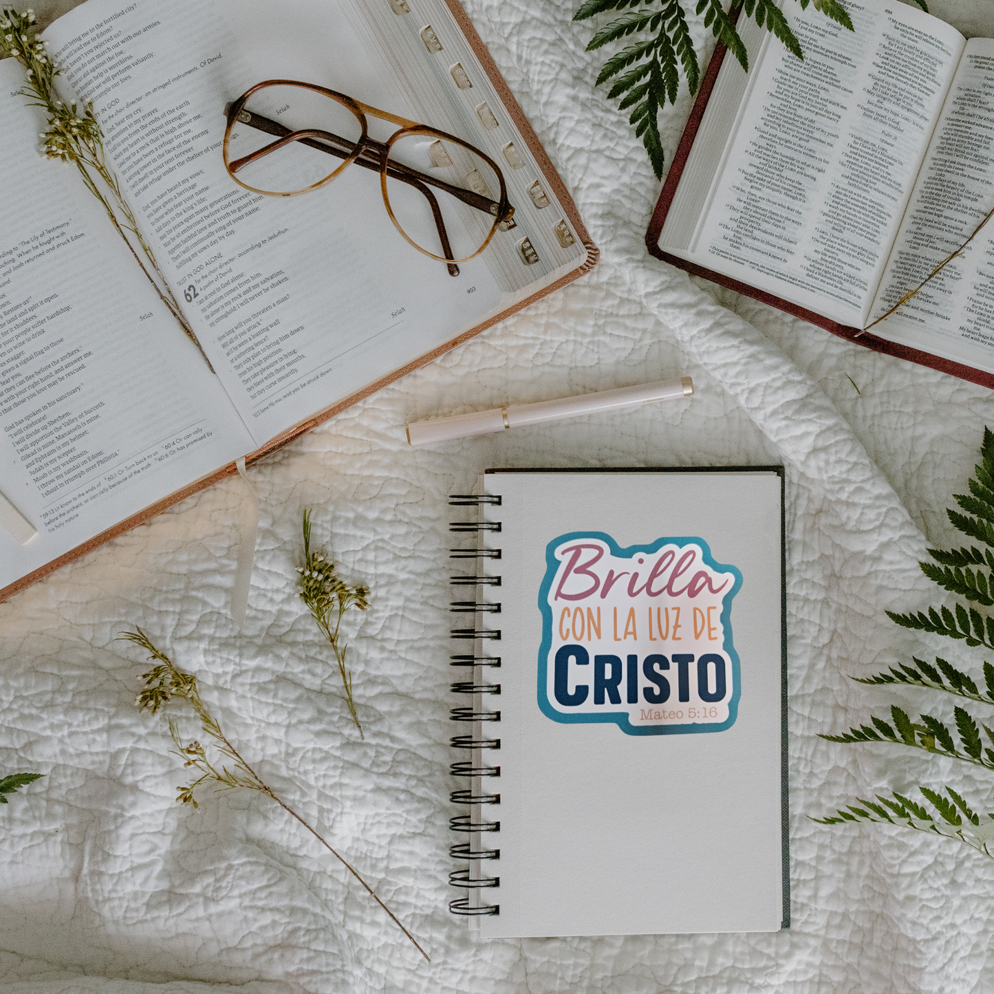 Brilla con la luz de Cristo - Sticker